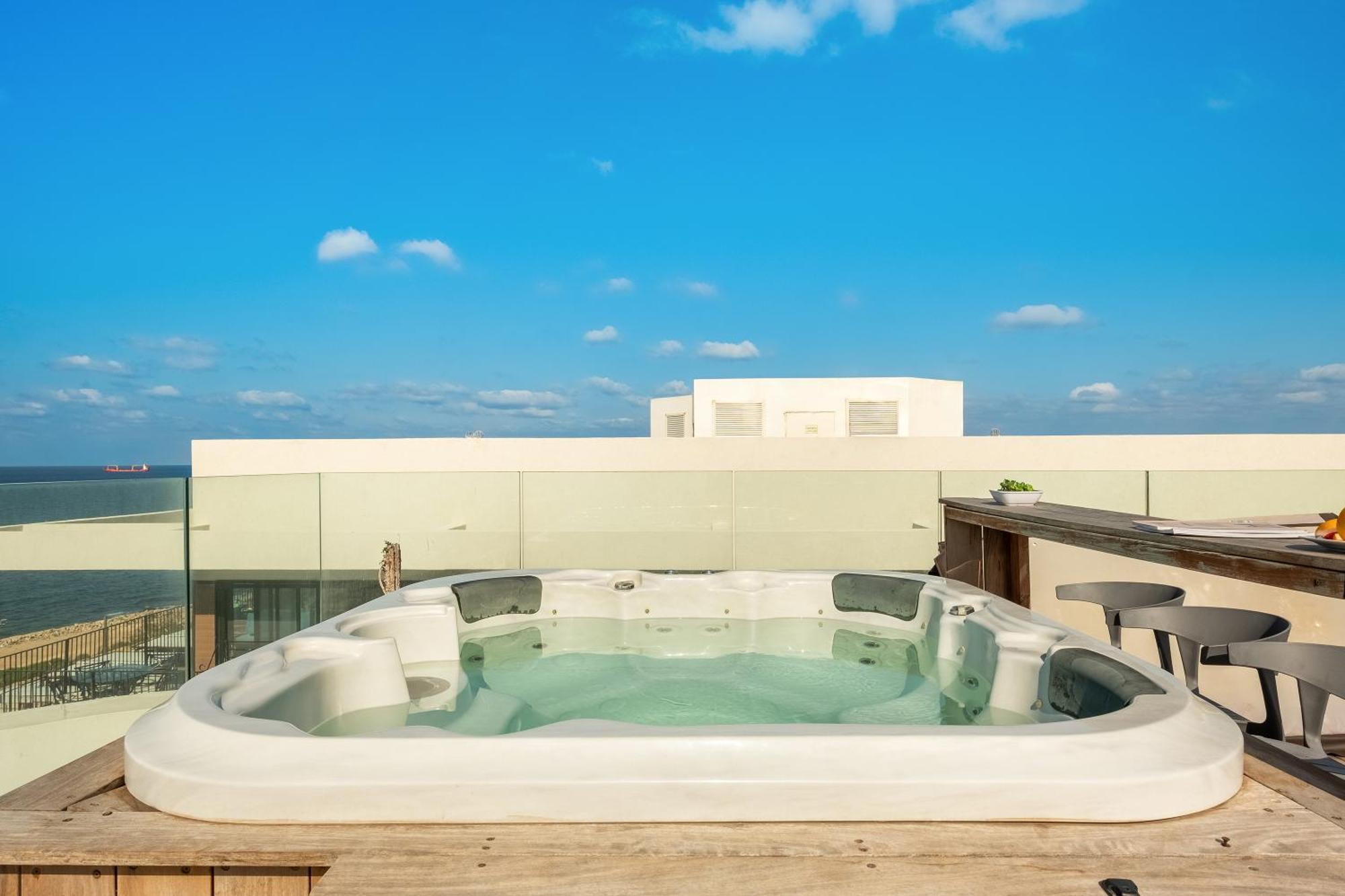 Penthouse 3Br + Roof Top + Parking - On The Beach حيفا المظهر الخارجي الصورة